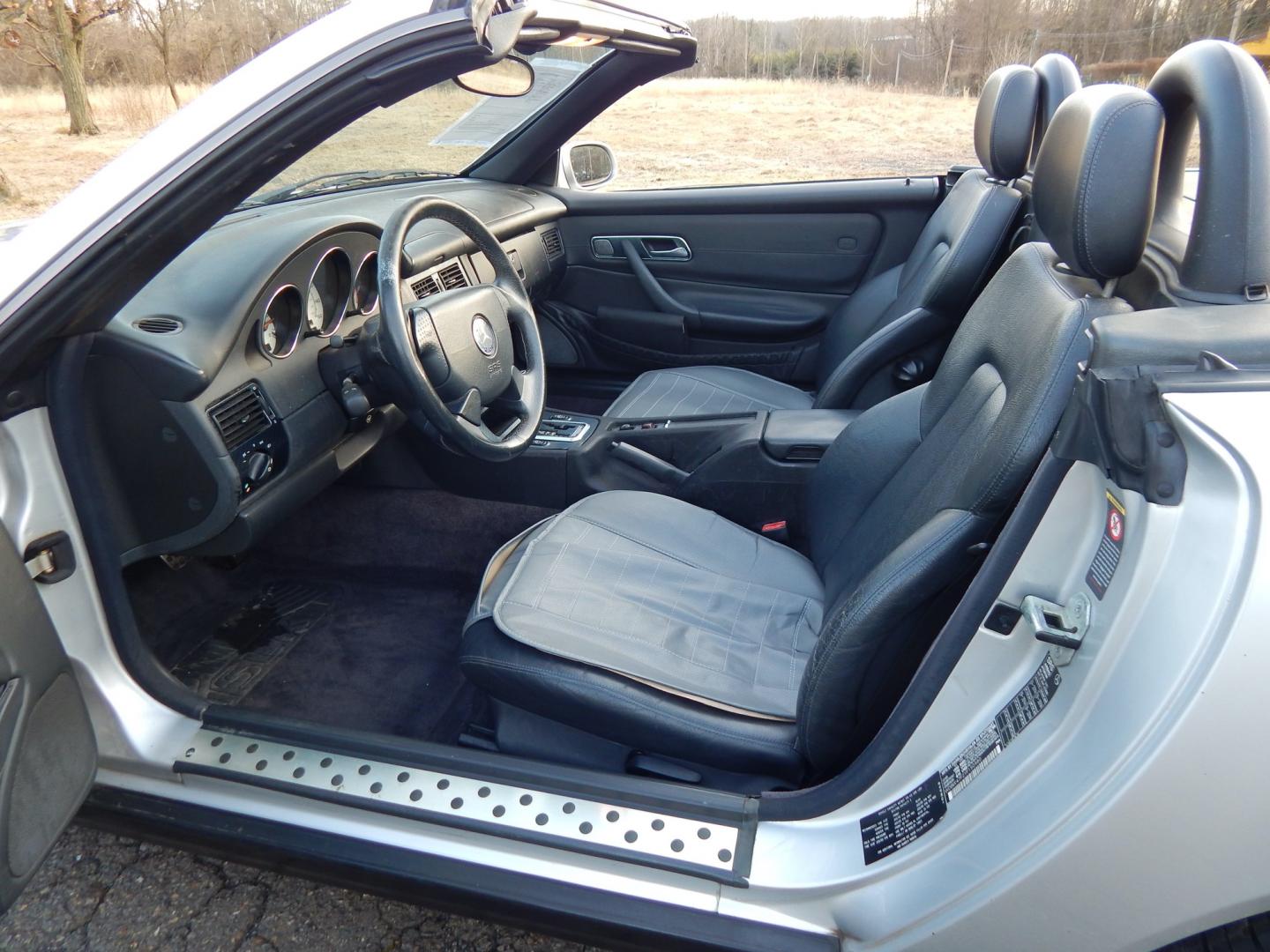 2000 Silver /Black Leather Mercedes-Benz SLK SLK230 (WDBKK47F2YF) with an 2.3L 4 cylinder supercharged engine, Automatic transmission, located at 6528 Lower York Road, New Hope, PA, 18938, (215) 862-9555, 40.358707, -74.977882 - Here we have a Mercedes SLK320 with a 2.3L 4 cylinder supercharged engine putting power to the rear wheels via an automatic transmission. Options include: black leather seats, power windows/locks/mirrors, Alpine head unit, heat/AC, tilt steering wheel, convertible hard top, cruise control, 16inch al - Photo#19